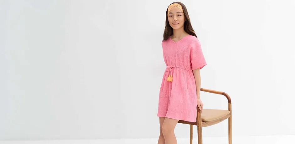 Zartes rosa Sommerkleid mit kurzen Ärmeln und Taillenschnürung, verspielt und luftig.