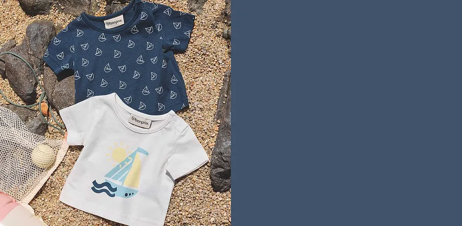 Zwei sommerliche T-Shirts für Kinder: eins mit Anker-Muster, das andere mit Strandmotiv.
