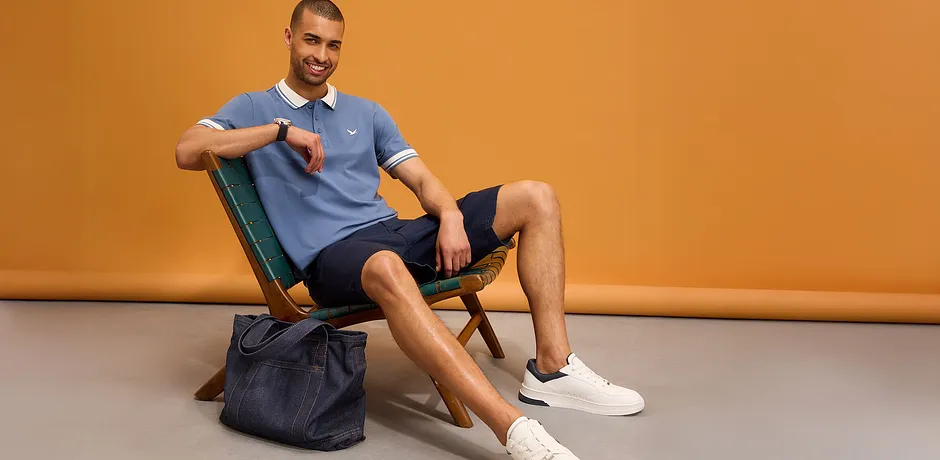 Sportief poloshirt, korte short en witte sneakers.