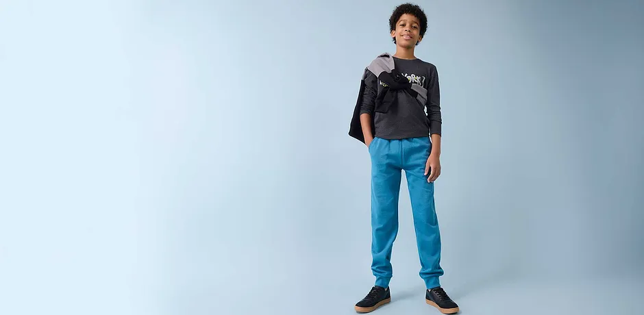 Zwarte longsleeve gecombineerd met blauwe broek. Casual look voor jongens.