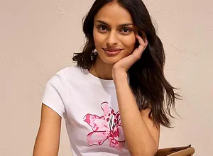 Wit shirt met bloemenprint voor een frisse en easy look.