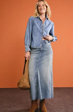 Denim-look van top tot teen: jeansjack en lange jeansrok gecombineerd met bruine laarzen.