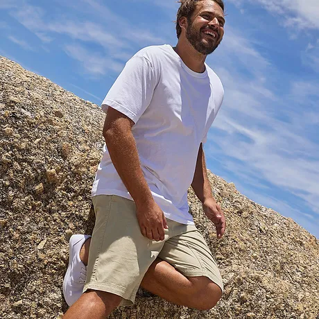 Ein einfaches weißes T-Shirt und beige Shorts - perfekt für einen sonnigen Tag am Strand.