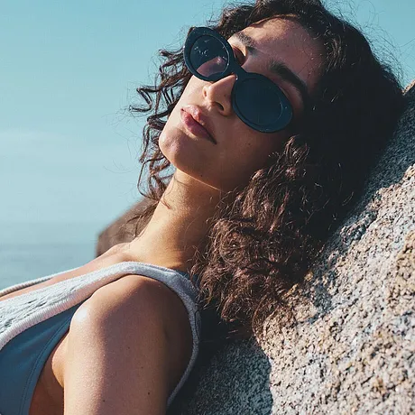Een stijlvolle zonnebril en een zomers badpak: de perfecte strandkleding voor warme dagen.