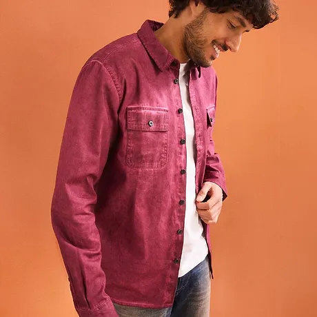 Bordeauxrood shirt in een gewassen look.