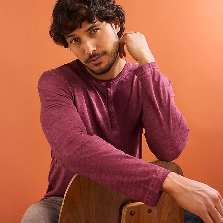 Henley-shirt met lange mouwen en knopen op de kraag.