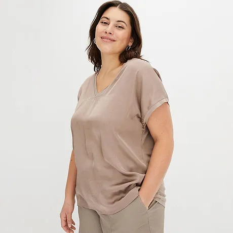 Comfortabel beige T-shirt met V-hals en korte mouwen.
