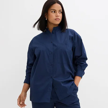 Donkerblauwe blouse met knopenrij en kraag.