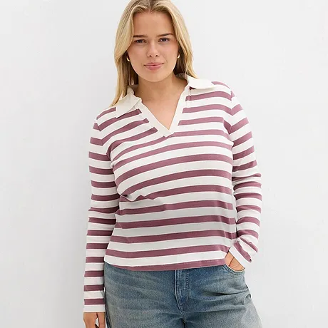 Longsleeve in roze en wit, gecombineerd met een lichte spijkerbroek.