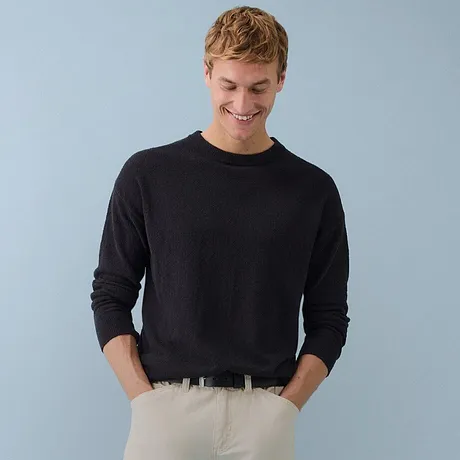 Elegante zwarte coltrui gecombineerd met een olijfgroene corduroy broek.