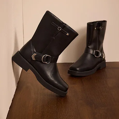 Robuuste zwarte leren boots met een gesp.
