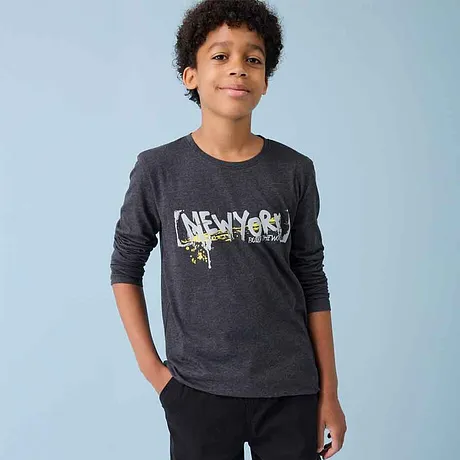 Dunkles Langarmshirt mit grafischem Aufdruck, lässig kombiniert mit einer schwarzen Hose.
