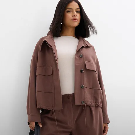 Elegante combinatie van bruine oversized blazer en bijpassende broek.