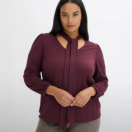 Elegante wijnrode blouse met strikkraag.