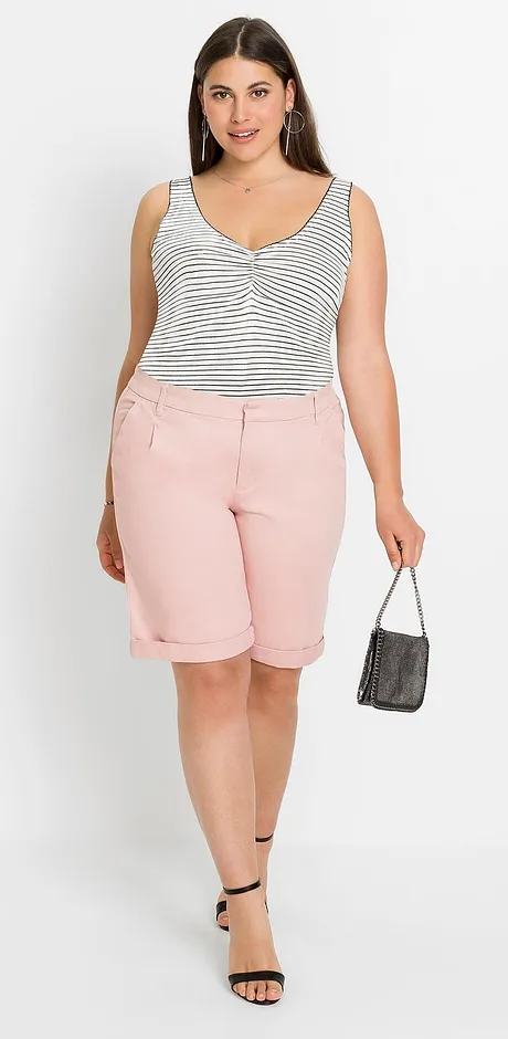 Gestreepte tanktop gecombineerd met pastelgekleurde shorts.