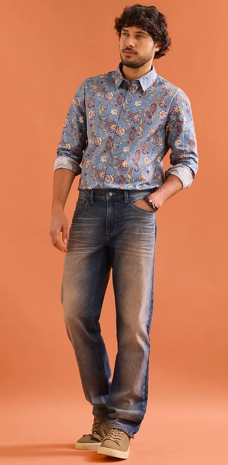 Washed look jeans met opvallende plooien.