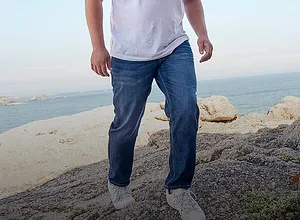 Lichtblauwe jeans, gecombineerd met comfortabele witte sneakers.