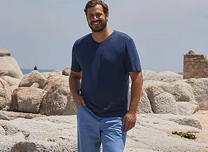 Donkerblauw T-shirt op jeans.
