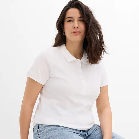 Eenvoudige witte polo, perfect gecombineerd met lichtblauwe jeans.