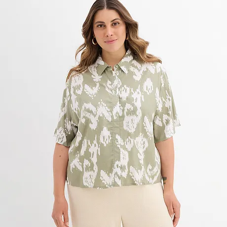 Luchtige blouse in pastelkleuren met een abstract patroon en kraag. Korte mouwen en losse pasvorm.