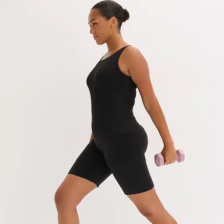 Zwarte sporttop en zwarte sportlegging.