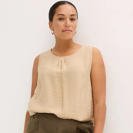 Simpel beige topje met bandjes en een ronde halslijn, elegant en luchtig voor warme dagen.