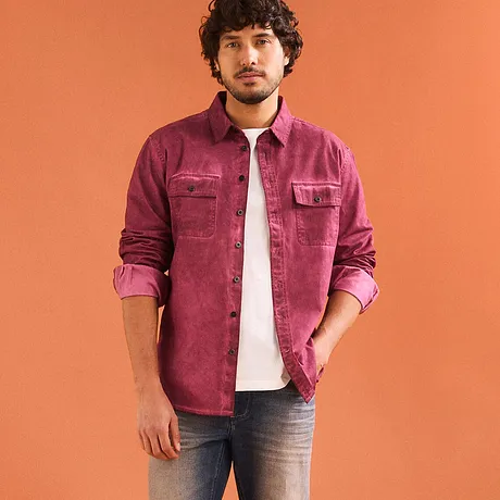 Stylish outfit met een bordeauxrood shirt.