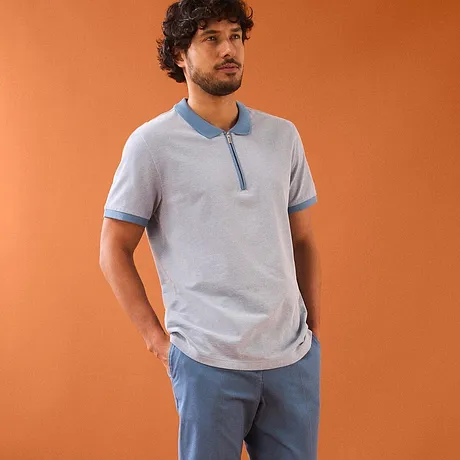 Luchtig poloshirt in lichtblauw met donkerblauwe accenten.