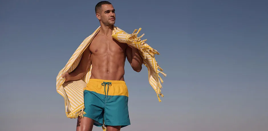 Zomerse strandmode: Turquoise zwemshorts voor zonnige dagen.
