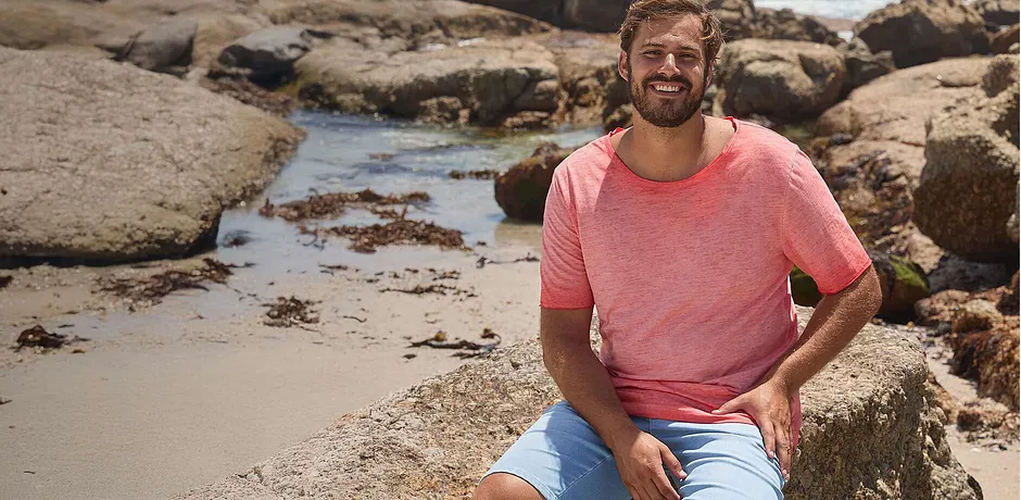 Sommerliche Mode: Lässiges rosa T-Shirt und hellblaue Jeans-Shorts