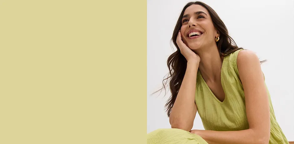Licht groene mouwloze jurk van luchtige stof zorgt voor een frisse zomerlook.