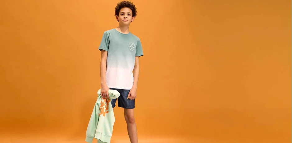 Zomerse outfit met T-shirt met kleurverloop en korte broek.