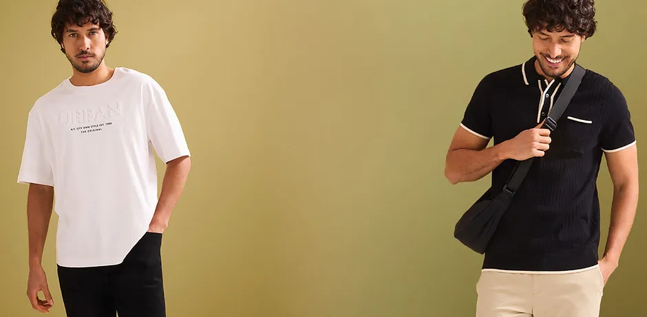 Twee mannen in zomermode voor een neutrale achtergrond - links in een wit T-shirt, rechts in een zwart poloshirt met zak.