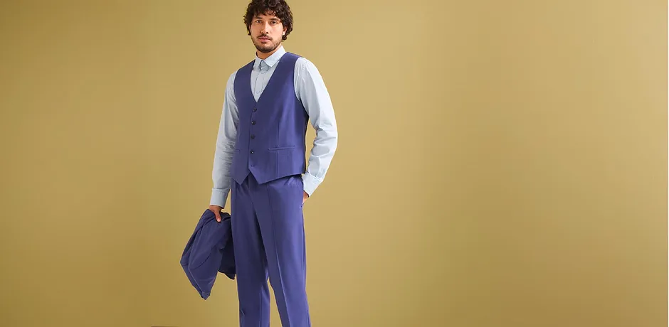 Elegant blauw driedelig  pak met gilet, wit overhemd en lichtblauwe stropdas.