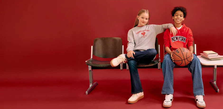Casual stijl: spijkerbroeken, T-shirts en sneakers. Comfortabele dagelijkse kleding in rood en wit.
