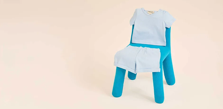 Eenvoudige babykleding: lichtblauw T-shirt en turquoise broek.
