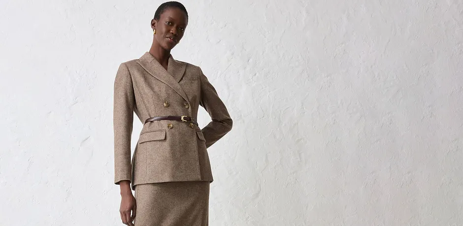 Beige blazer met riem, gecombineerd met een bijpassende rok.