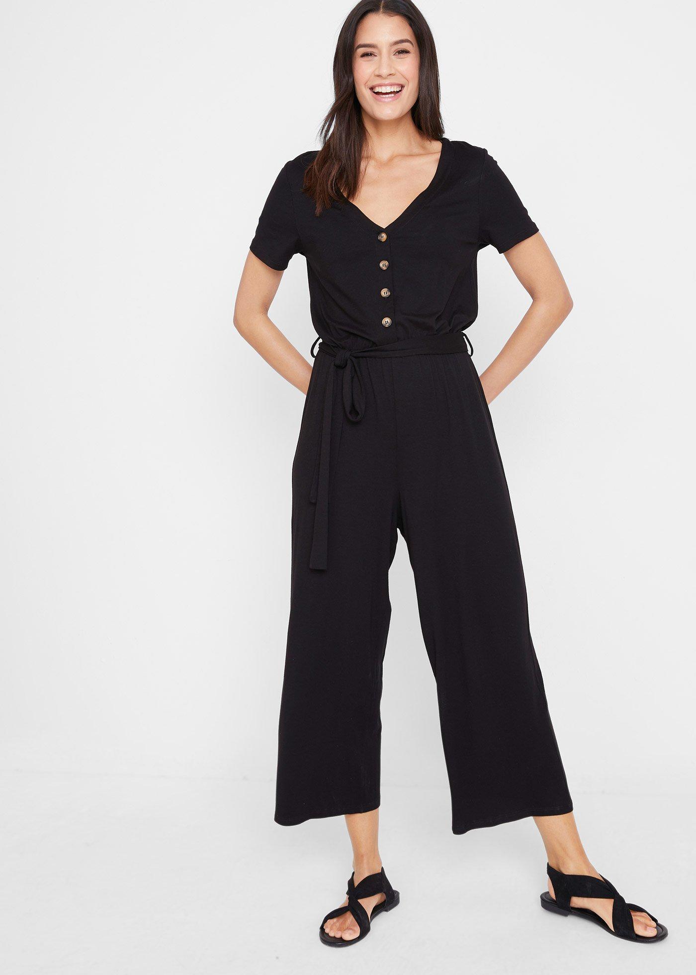 Mooie jumpsuit in 7/8lengte met een korte knoopsluiting en een strikceintuur zwart