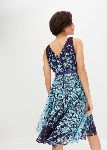 Romantisch en elegant trendy midi jurk van kant met een strikceintuur van glanzend satijn in de taille donkerblauw lichtblauw gebloemd