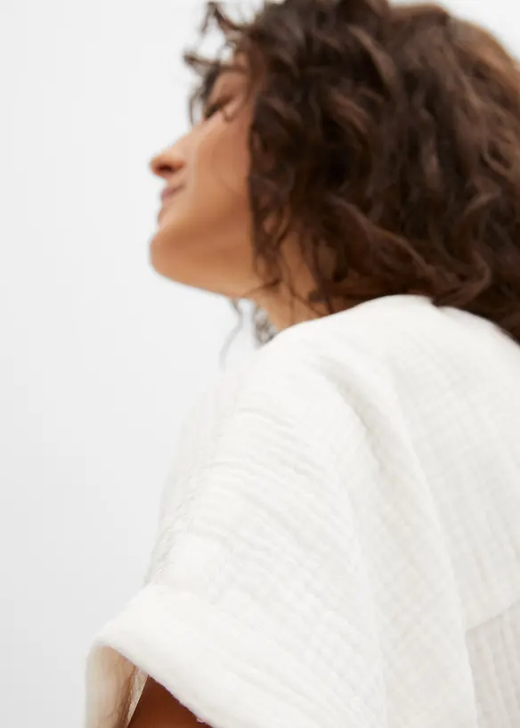 Mousseline blouse met knoopsluiting en zak, bonprix