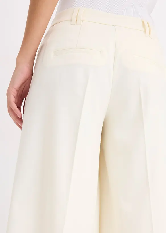 Getailleerde short, bonprix